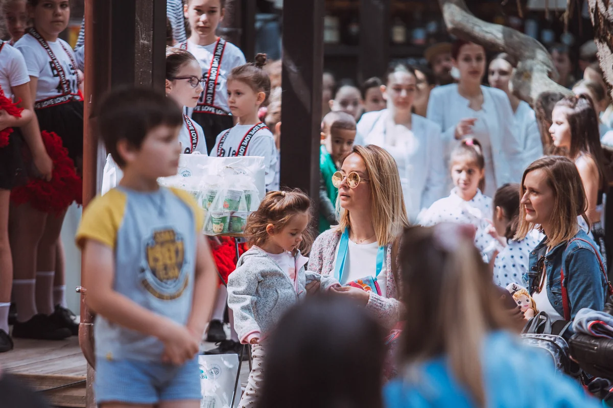 Стотици семейства